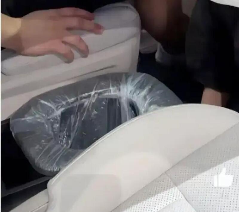 WC integrovaný v interiéri auta