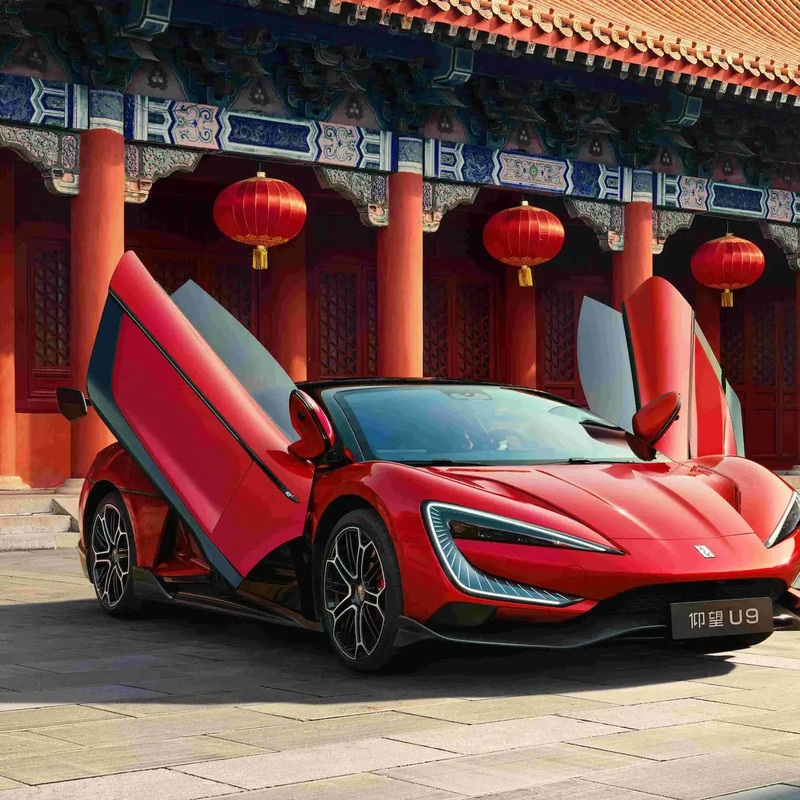 Šok v NASCAR: pilot po víťazstve vystrčí telo z kokpitu a narazí do múra