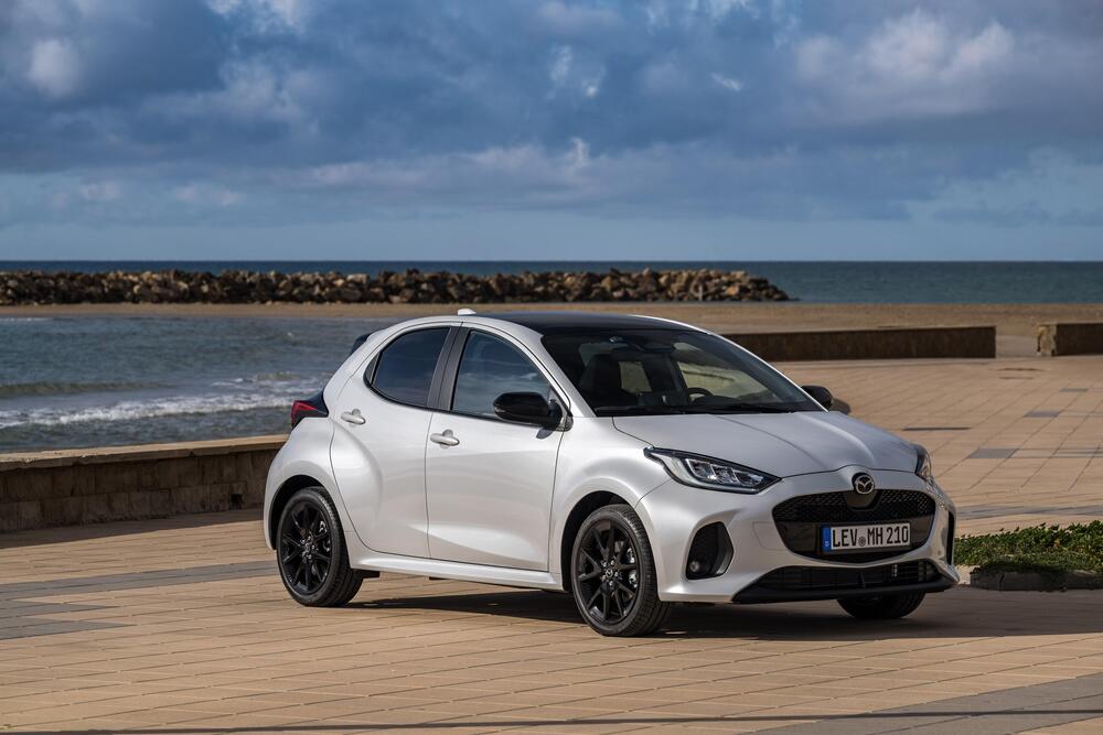Mazda2 Hybrid 2026: tri nové farby, bohatšia výbava a špičková bezpečnosť v celej ponuke